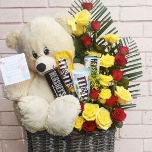 Arreglo floral, oso de peluche y chocolates