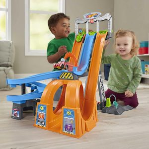 Fisher-Price Little People Toddler Toy Hot Wheels Racing Loops Tower Race Track with Stunt Ramp & Sounds for Pretend Play Ages 18+ Months (Amazon Exclusive)