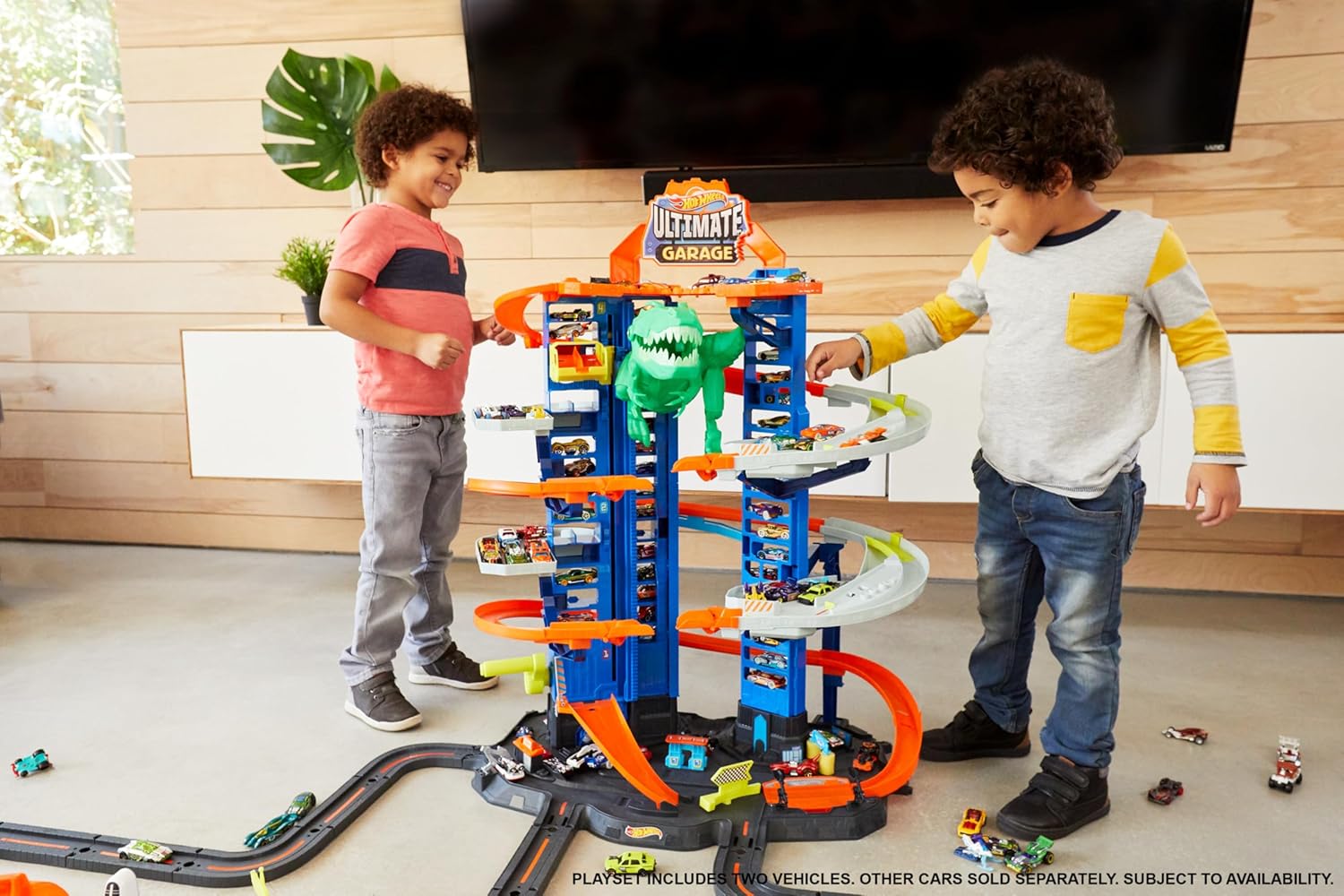 Hot Wheels - Juego de pistas de autos de juguete City Ultimate Garage Moving T-Rex Dinosaur, 100+ almacenamiento de vehículos a escala 1:64, 3 pies de alto, 2 autos de juguete