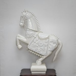 Escultura de caballo blanco