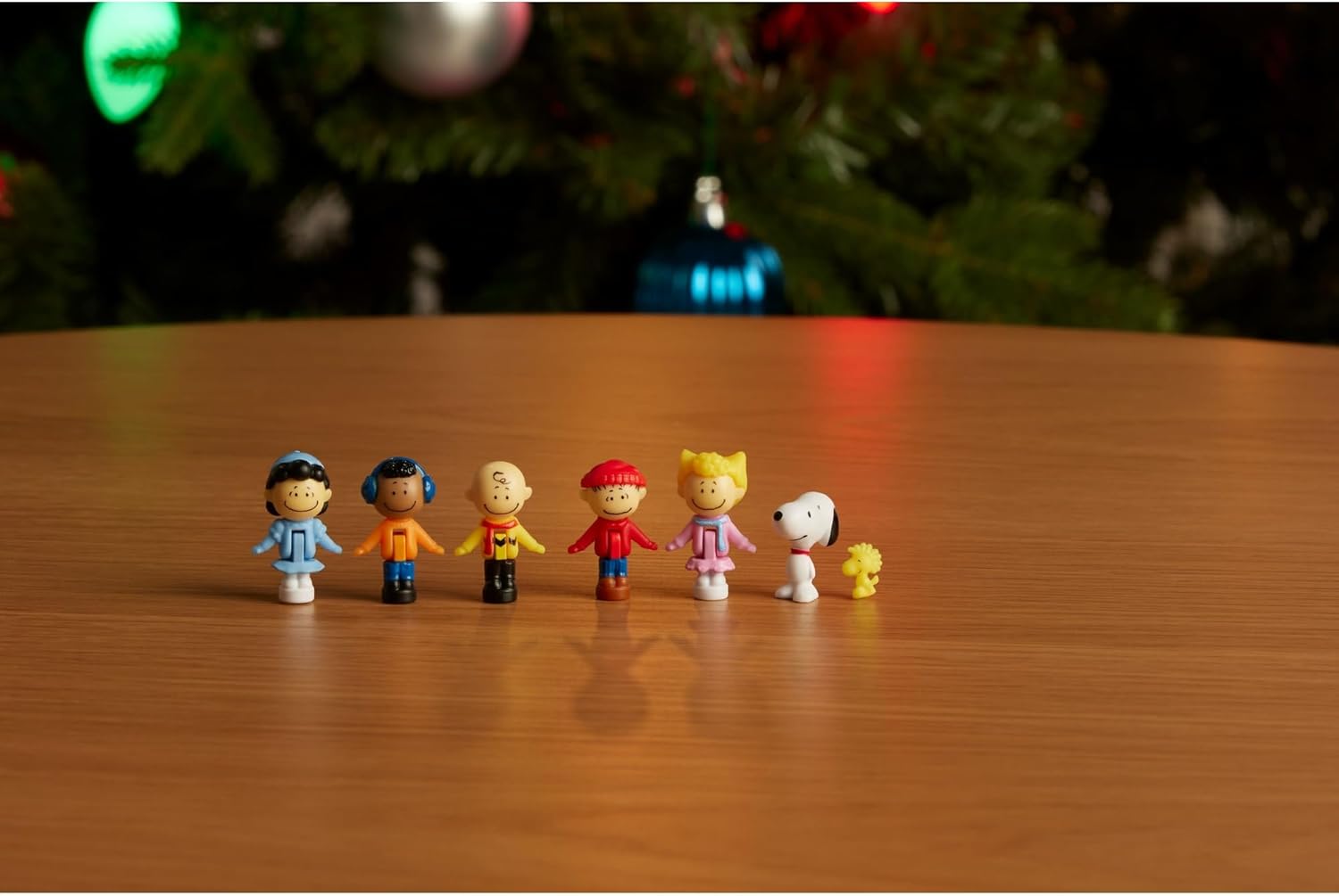 Polly Pocket x Peanuts Collector Compact, Micro Dolls and Playset, 7 Themed Accessories, 4 Iconic Locations, Snoopy & Woodstock