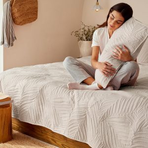 Exclusivo Mezcla King Size Quilt Bedding Set, Lightweight Brich Beige Quilts King Size for All Seasons, Soft Microfiber Bedspreads Coverlets Bed Cover with Leaf Pattern, 3 Piece