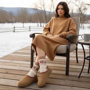 CUSHIONAIRE Pantuflas Keto para mujer, con cierre deslizante de ante - Cómodas y elegantes, con espuma viscoelástica y forro de piel sintética, disponibles en anchos amplios