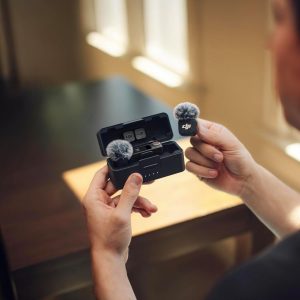 DJI Mic 3 (2 TX + 1 RX + estuche de carga), micrófono inalámbrico para iPhone/cámara/Android, ultraligero, control de ganancia adaptativo para un volumen equilibrado, antiinterferencias de doble banda