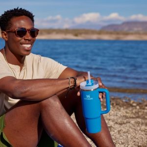 Stanley Quencher H2.0 - Vaso de acero inoxidable con asa, pajilla y tapa FlowState giratoria de 3 posiciones; aislamiento térmico, sin BPA; apto para portavaso para viaje; 30 oz, azul (Azure)