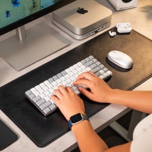 Satechi - Tapete grande de escritorio de cuero vegano, resistente a arañazos y al agua, fácil de limpiar, tapete de escritorio para oficina y hogar, 68 x 31.5 x 0.25 cm - Negro