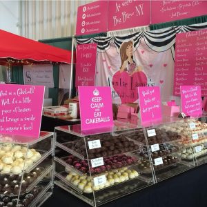 YBSVO Vitrina de panadería comercial de 3 niveles, escaparate de pastelería y postres de 21 pulgadas con parte delantera inclinada, bandejas extraíbles y puertas traseras magnéticas, acrílico transparente para panaderías, cafeterías, mercados