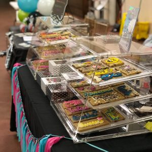 YBSVO Vitrina de panadería comercial de 3 niveles, escaparate de pastelería y postres de 21 pulgadas con parte delantera inclinada, bandejas extraíbles y puertas traseras magnéticas, acrílico transparente para panaderías, cafeterías, mercados