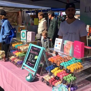 YBSVO Vitrina de panadería comercial de 3 niveles, escaparate de pastelería y postres de 21 pulgadas con parte delantera inclinada, bandejas extraíbles y puertas traseras magnéticas, acrílico transparente para panaderías, cafeterías, mercados