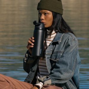 Owala - Botella de agua FreeSip de acero inoxidable con aislamiento, sin bisfenol A, incluye sorbete, para deportes y viajes, 24 oz, Very, Very Dark | Insulated, with Straw, for Sports, Travel, and School, BPA-Free