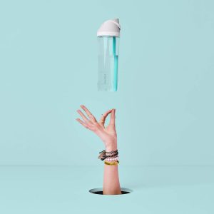 Owala FreeSip - Botella de agua de plástico Tritan transparente con popote, botella de agua deportiva sin BPA, ideal para viajes, 25 onzas, Shy Marshmallow