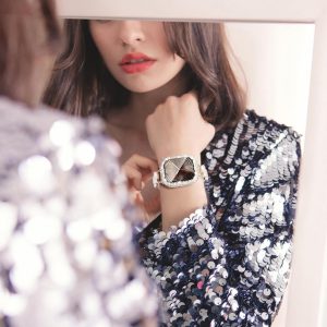 WINGLE Paquete de 2 fundas para Apple Watch Series 11 10 de 1.81 pulgadas, protector de pantalla completo con 300 diamantes de cristal para iWatch 11, 10, 1.811 in, con protector de vidrio templado, color plateado y transparente