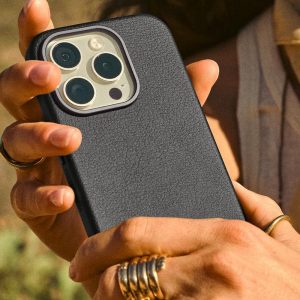 OtterBox iPhone 15 Pro Max Symmetry Series Cactus de cuero para MagSafe, color ceniza negro (negro), se ajusta a MagSafe, ultra suave, bordes elevados para proteger la cámara y la pantalla