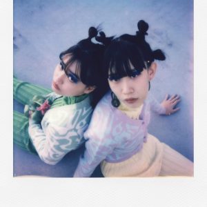 Polaroid Now+ de tercera generación - Cámara instantánea I-Type + paquete de película - Cámara blanca controlada por la aplicación Bluetooth Now+ + 16 fotos en color (6563)