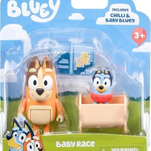 Paquete de 2 figuras articuladas de juguete de carreras de Bluey Baby, juguetes de personajes con Chilli y bebé en cuna accesorio, figuras de acción pequeñas para edades 3+