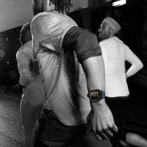 Apple Reloj Ultra 2 (GPS + Cellular, 1.929 in) - Caja de titanio negro con correa Black Ocean (renovada)