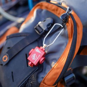 Dispositivo de transferencia de combustible FlipFuel para acampar y senderismo - Adaptador de isobutano ligero para mochilero