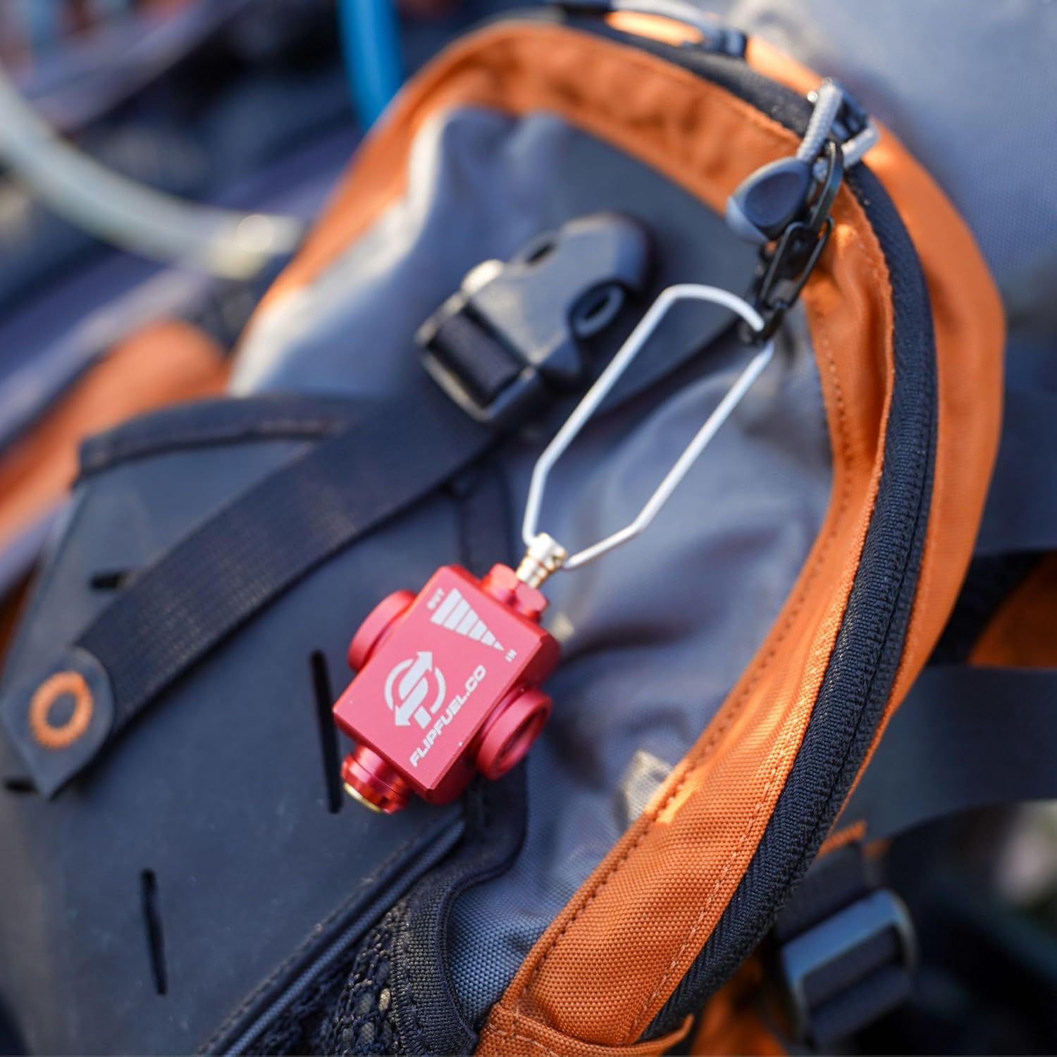 Dispositivo de transferencia de combustible FlipFuel para acampar y senderismo - Adaptador de isobutano ligero para mochilero