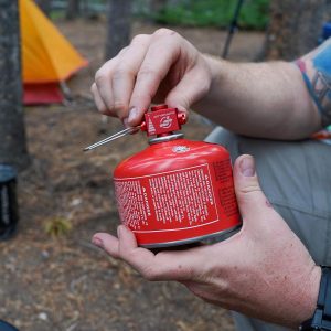 Dispositivo de transferencia de combustible FlipFuel para acampar y senderismo - Adaptador de isobutano ligero para mochilero