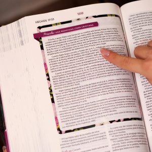 RVR60 Biblia de estudio para la mujer, Tapa dura, Interior a color, Comfort Print: Verdad, esperanza y transformación para el corazón (Spanish Edition)