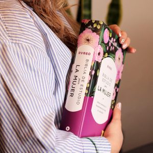 RVR60 Biblia de estudio para la mujer, Tapa dura, Interior a color, Comfort Print: Verdad, esperanza y transformación para el corazón (Spanish Edition)