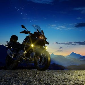 Kewig - Faro antiniebla auxiliar LED de 11.4 cm para motocicleta, kit de luz de conducción de 90 W, ámbar/blanco, con soportes de montaje, arnés de cables, resistente al agua, todoterreno, para