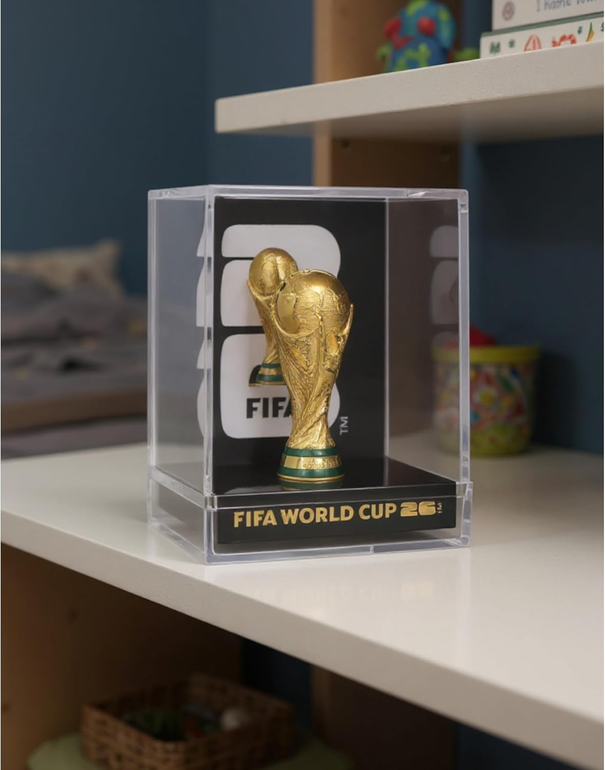 Edición oficial de la Copa Mundial de la FIFA 2026 – Trofeo 3D de 3 pulgadas dentro de una funda acrílica premium – Artículo de coleccionista atemporal – Réplica de trofeo de la Copa Mundial de la FIFA perfecta para cueva de hombre o recuerdos de fútbol
