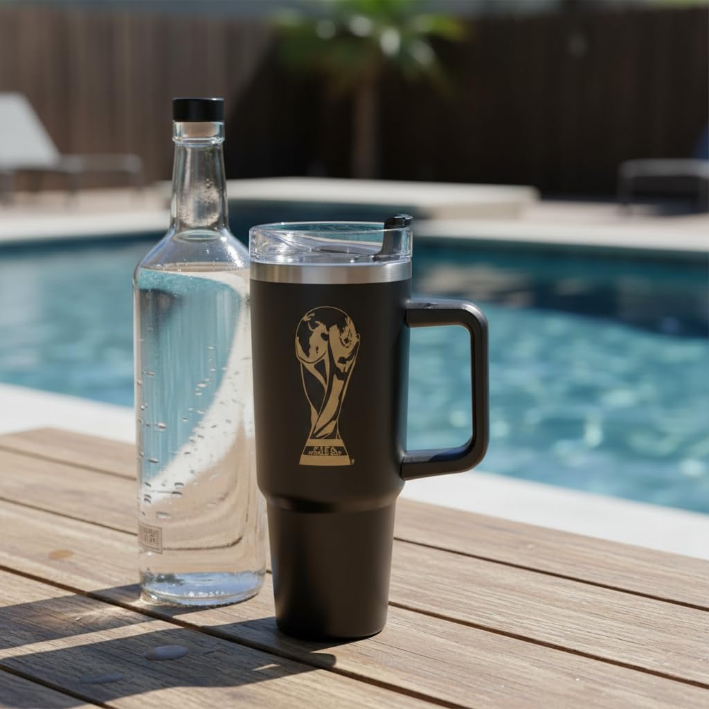 Copa Mundial Oficial de la FIFA Edición 2026 – Vaso doble aislado de 30 onzas con asa y popote – Acero inoxidable de alta calidad – Lavar a mano – Mantiene las bebidas calientes 12 horas/frías 24 horas – Negro