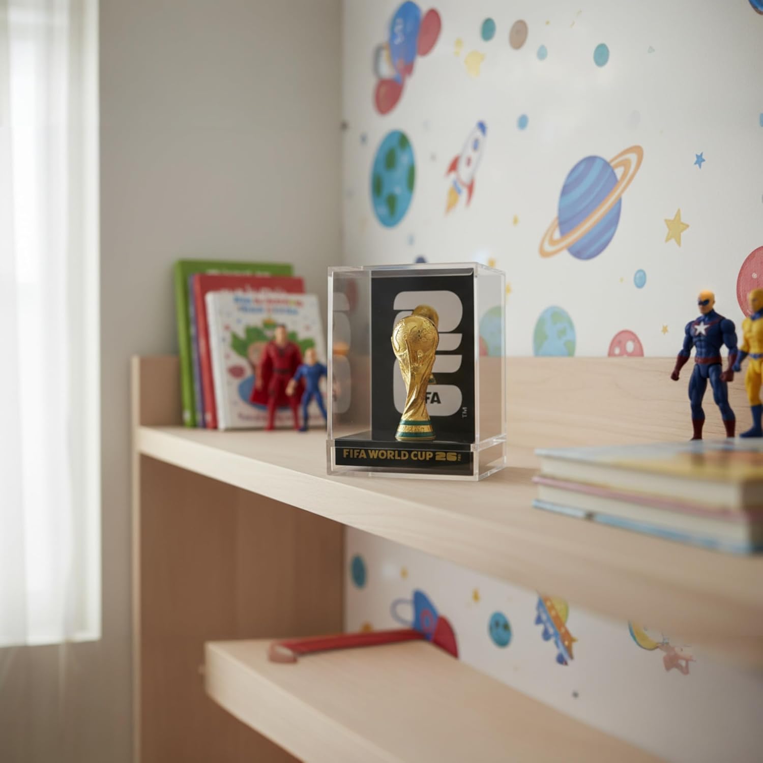 Edición oficial de la Copa Mundial de la FIFA 2026 – Trofeo 3D de 3 pulgadas dentro de una funda acrílica premium – Artículo de coleccionista atemporal – Réplica de trofeo de la Copa Mundial de la FIFA perfecta para cueva de hombre o recuerdos de fútbol