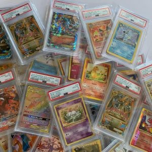 Una tarjeta de Pokémon encapsulada y autenticada con calificación PSA al azar (perfecta para exhibición)