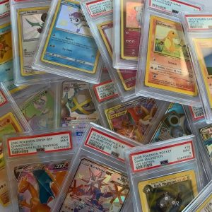 Una tarjeta de Pokémon encapsulada y autenticada con calificación PSA al azar (perfecta para exhibición)