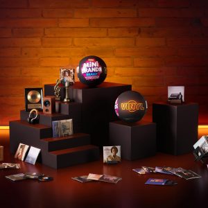 Mini Brands Mini Vinyls Capsule Series 1 by ZURU – Novelty Toy Capsule with 4 Vinyl Records and 1 Accessory, Compatible with Record Player for Teen and Adult Collectors