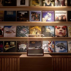 Mini Brands Mini Vinyls Capsule Series 1 by ZURU – Novelty Toy Capsule with 4 Vinyl Records and 1 Accessory, Compatible with Record Player for Teen and Adult Collectors