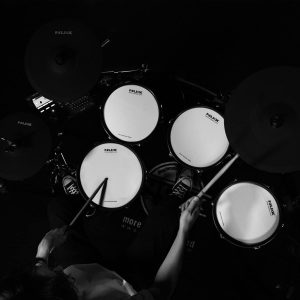NUX Kit de batería digital insignia DM-8 para rendimiento en escenario y estudio, mejor sonido, 30 kits de batería preestablecidos HQ, 18 ranuras para kit definido por el usuario, importación de muestras WAV, audio Bluetooth + entrada auxiliar