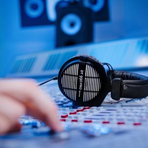 Auriculares supraaurales de estudio beyerdynamic DT 990 Pro de 250 ohmios para mezcla, masterización y edición