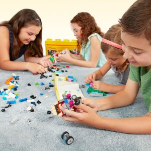 LEGO Classic Medium Creative Brick Box 10696 - Juego de bloques de construcción, con almacenamiento, incluye tren, automóvil y una figura de tigre, para personas de 4 a 99 años