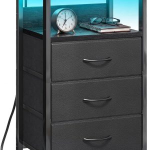 Fixwal Mesita de noche con estación de carga, puertos USB y tomacorrientes, luz LED, 3 cajones de tela, acabado de poliuretano, mesa auxiliar de cama, color negro