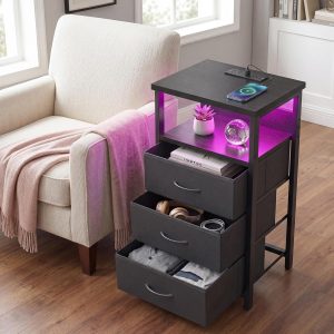 Fixwal Mesita de noche con estación de carga, puertos USB y tomacorrientes, luz LED, 3 cajones de tela, acabado de poliuretano, mesa auxiliar de cama, color negro
