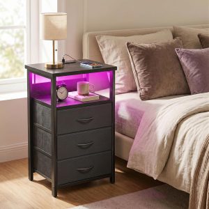 Fixwal Mesita de noche con estación de carga, puertos USB y tomacorrientes, luz LED, 3 cajones de tela, acabado de poliuretano, mesa auxiliar de cama, color negro