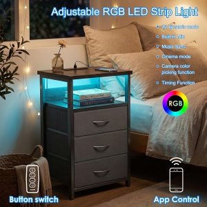 Fixwal Mesita de noche con estación de carga, puertos USB y tomacorrientes, luz LED, 3 cajones de tela, acabado de poliuretano, mesa auxiliar de cama, color negro