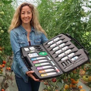 NutriCheck LAQUAtwin Kit - Kit profesional de prueba de nutrientes multiparámetros - Análisis de suelo de campo, savia vegetal y fertilizantes - Prueba de 7 parámetros: pH, conductividad, NPK, Ca, Na