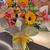 Ramo de Gerberas y Rosas en Tonos Cálidos con Moño Amarillo | Floristería J&M