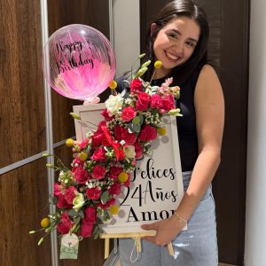 Arreglo Floral de Cumpleaños con Globo Personalizado y Letrero
