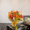 Ramo de Gerberas y Rosas en Tonos Cálidos con Moño Amarillo | Floristería J&M