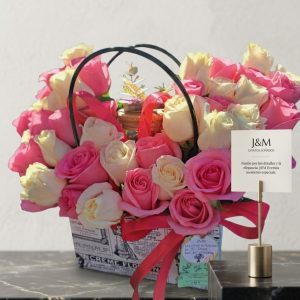 Bolsa de Arreglo Floral con Rosas vendela y Rosadas