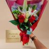 Elegancia Carmesí – Ramo Floral de Rosas, Lirios y Dragones