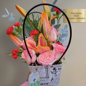 Encanto Floral – Bolsa de Rosas, Lirios y Eucalipto
